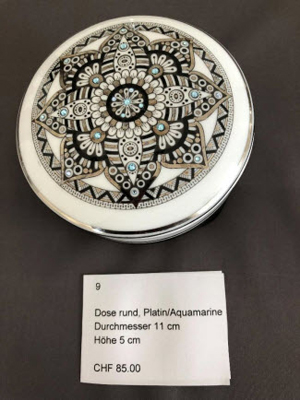<p style='font-weight: bold;'>LF_09: Dose rund Platin/Aquamarine</p>
                        Grösse: Ø 11cm<br>
                        Höhe: 5cm<br>
                        Preis: CHF 85.00 + Versandkosten<br>
                        <br><a href='mailto:l.froehlich@bluewin.ch?subject=LF-Mandala:%20Kontaktaufnahme%20per%20E-Mail%20für%20Objekt%20LF_09&body=Grüezi%20Frau%20Fröhlich%0D%0A%0D%0ABitte%20nehmen%20Sie%20mit%20mir%20Kontakt%20(Adresse/Telefon%20angeben)%20auf.%0D%0A%0D%0ADanke%20und%20Gruss
                        %0D%0A%0D%0ALink%20zu%20Objekt%20LF_09%20:%20https://www.froehlich-its.ch/lf/img/lf_09.jpg'>  
                        Kontaktaufnahme per E-Mail für LF_09</a>
                        <br><br>